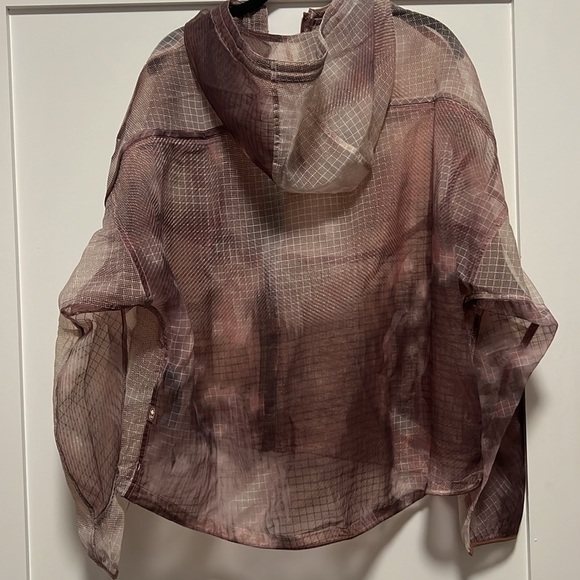 Lululemon NWT Translucent Hooded Jacket CANADA EXCLUSIVE - Picture 11 of 16